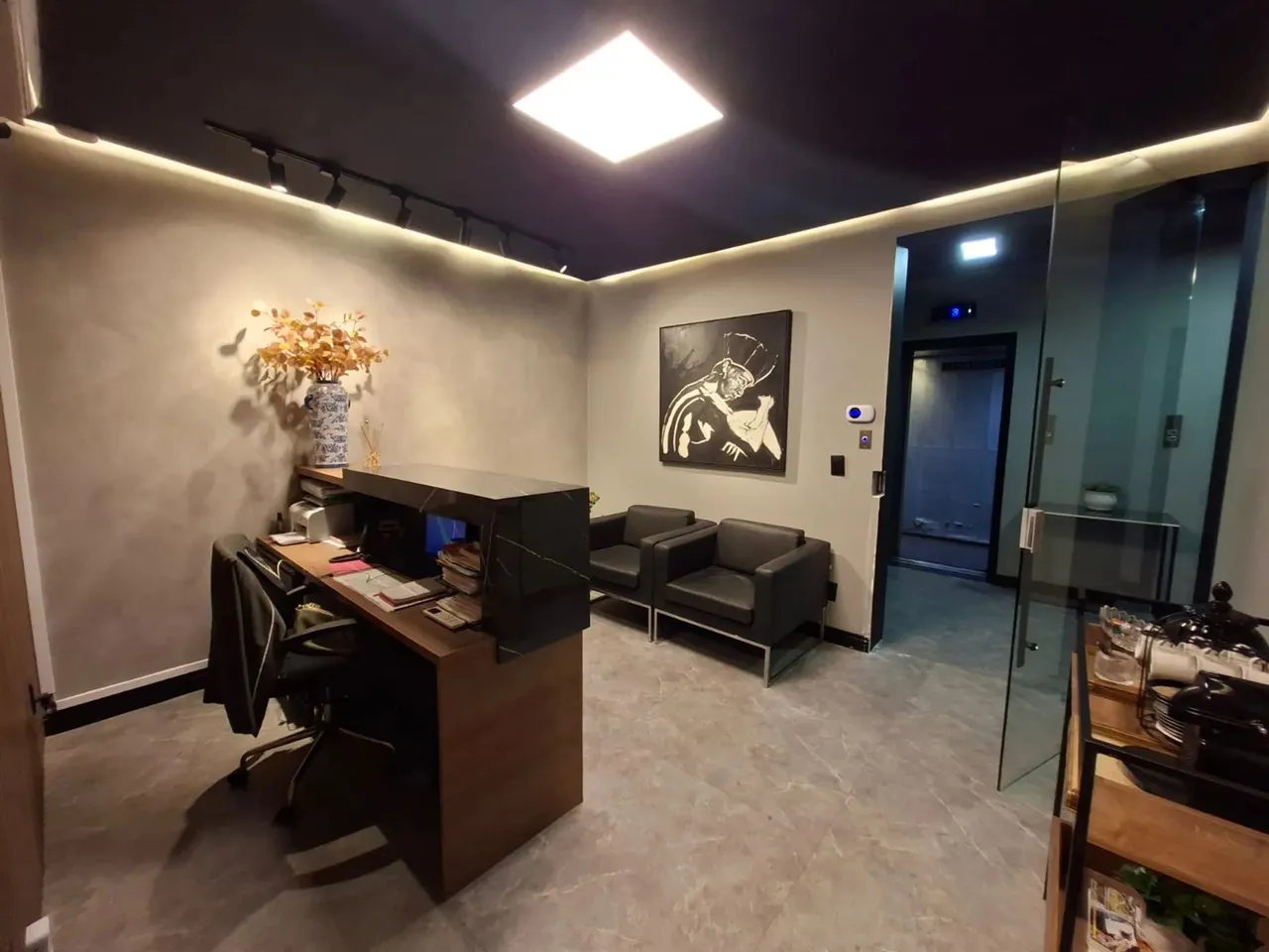 Alugo Maravilhosa sala 100 m2, dividida, moderna, decorada, no Comércio