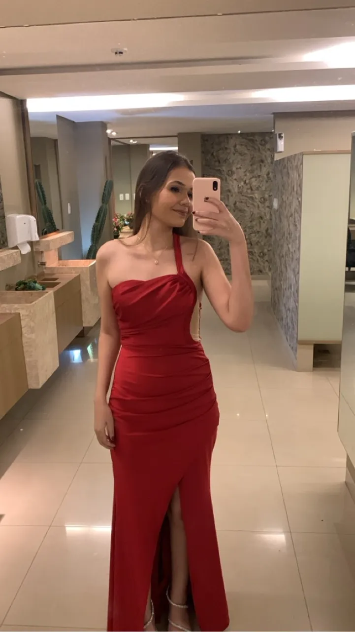 Vestido de festa (marsala) com fenda