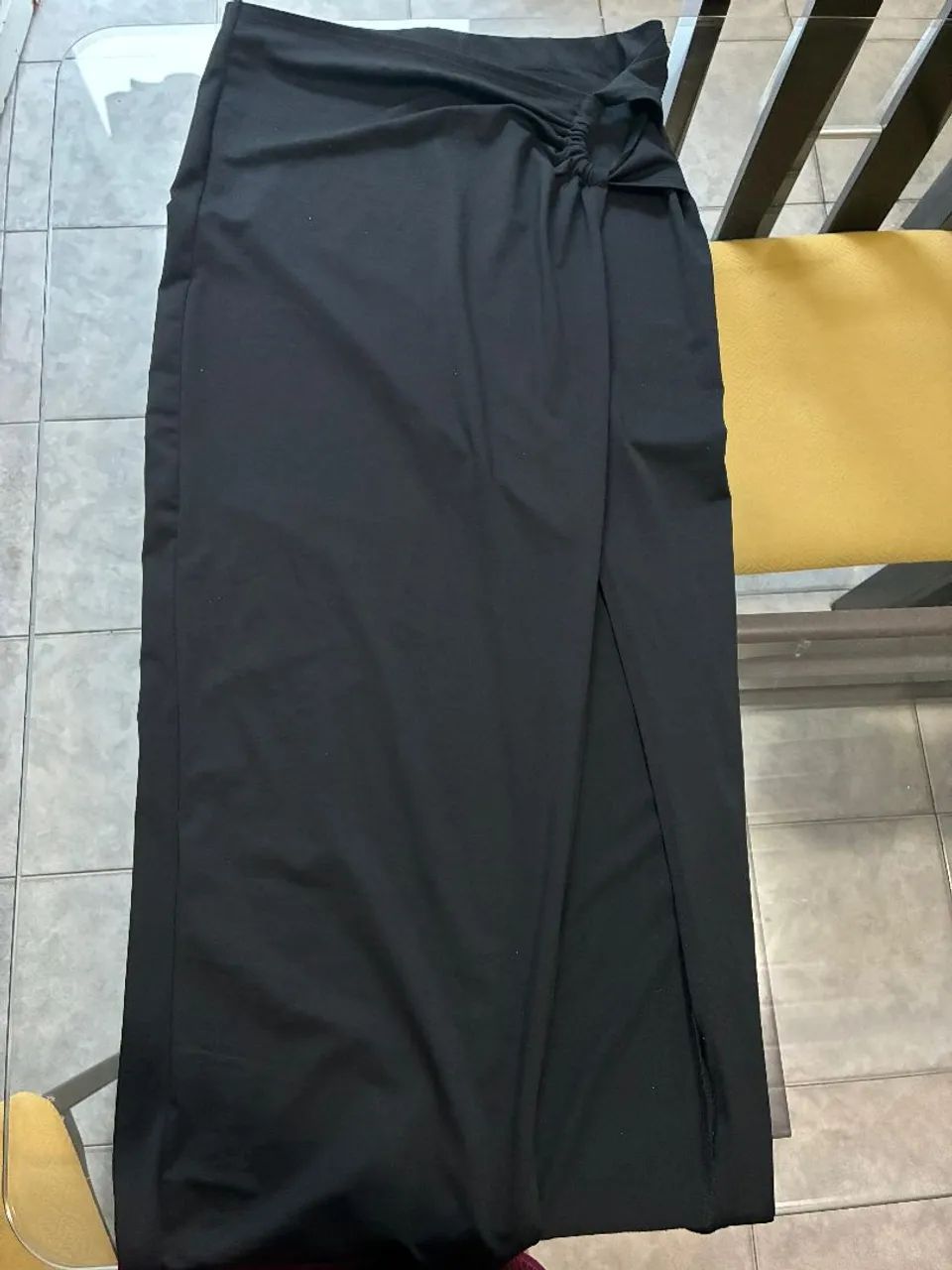 Saia preta longa com fenda  - Foto 2