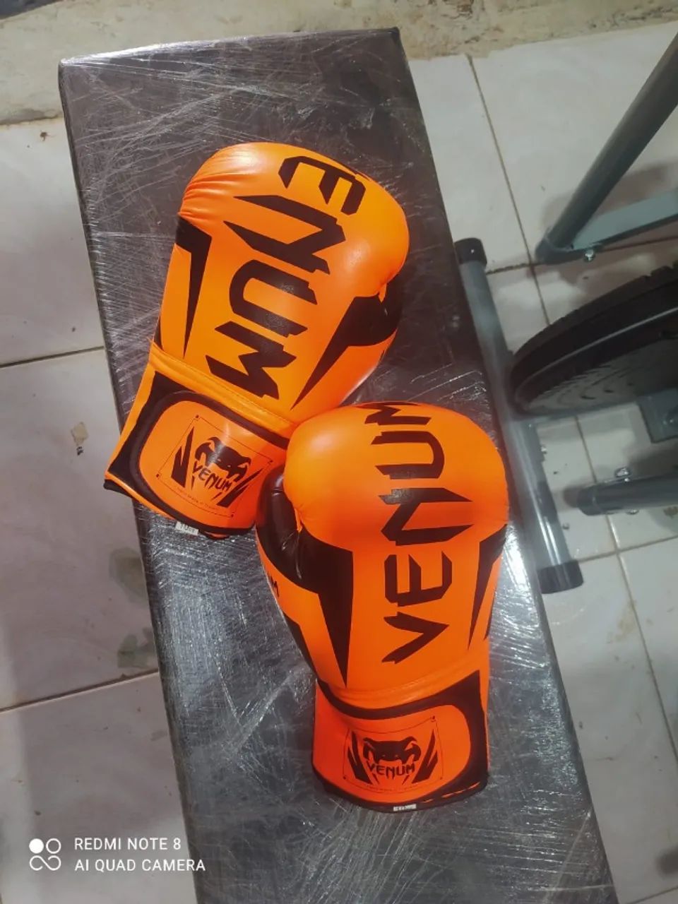Luva Venum 10 Oz laranjada e preta