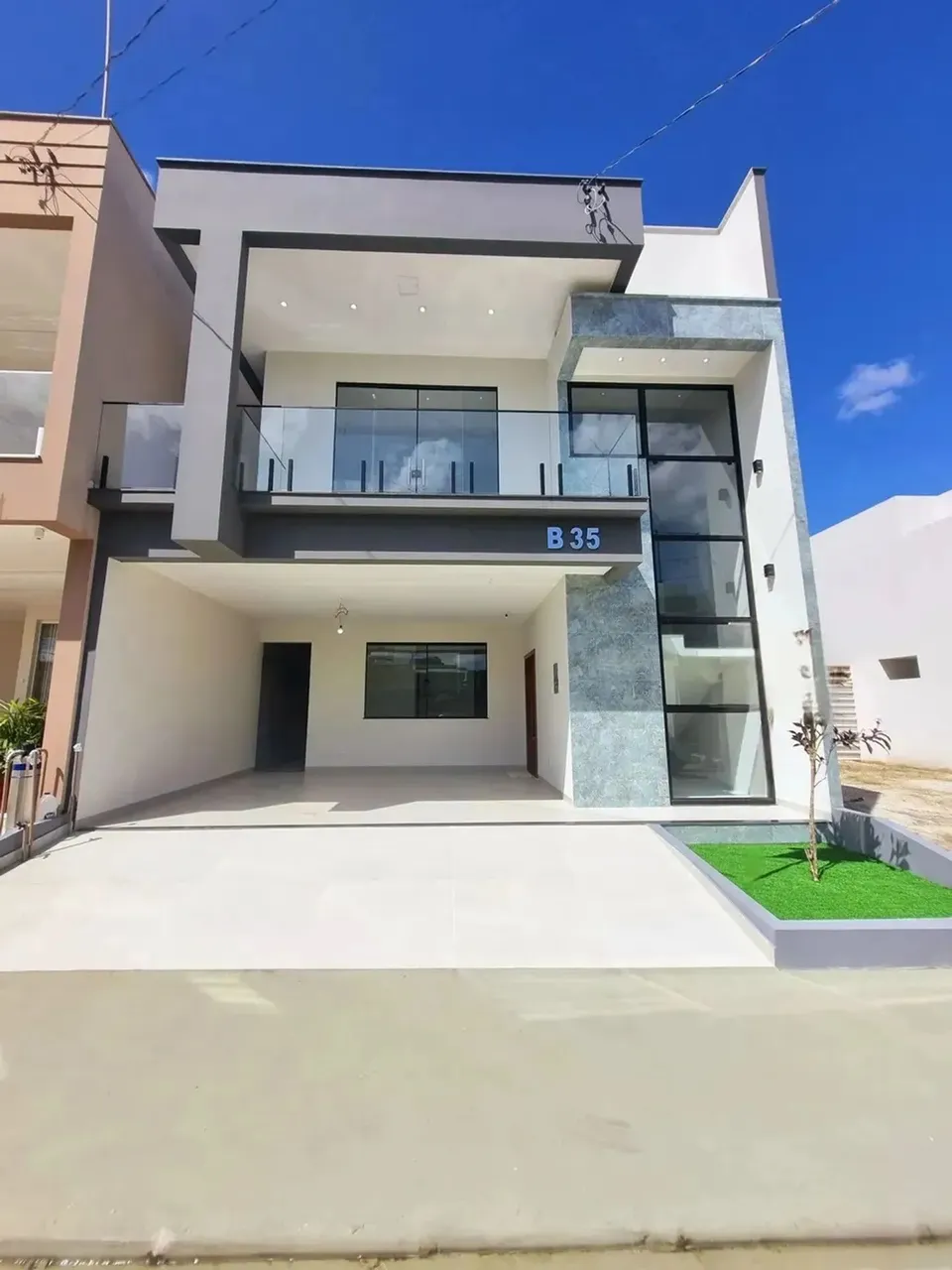 QUARTZO, 200M², 4 SUÍTES, 2 VAGAS