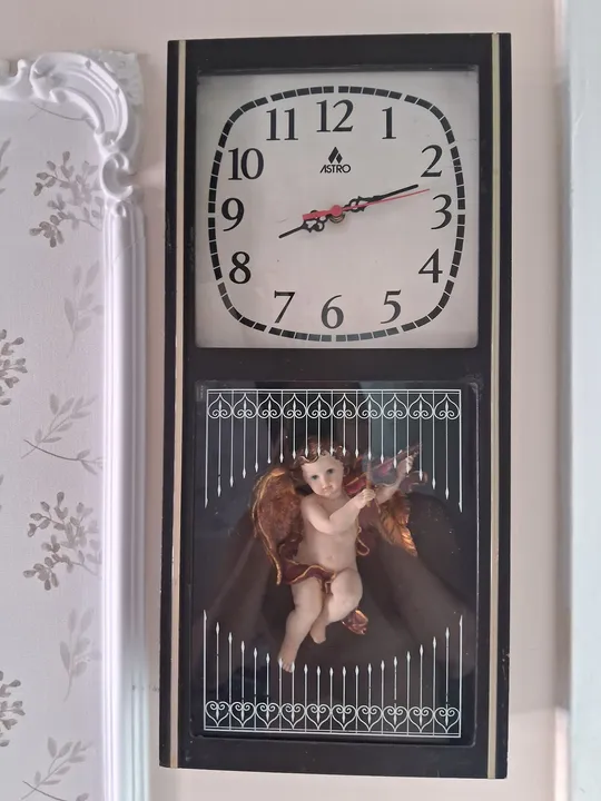 Relógio de parede antigo com anjo