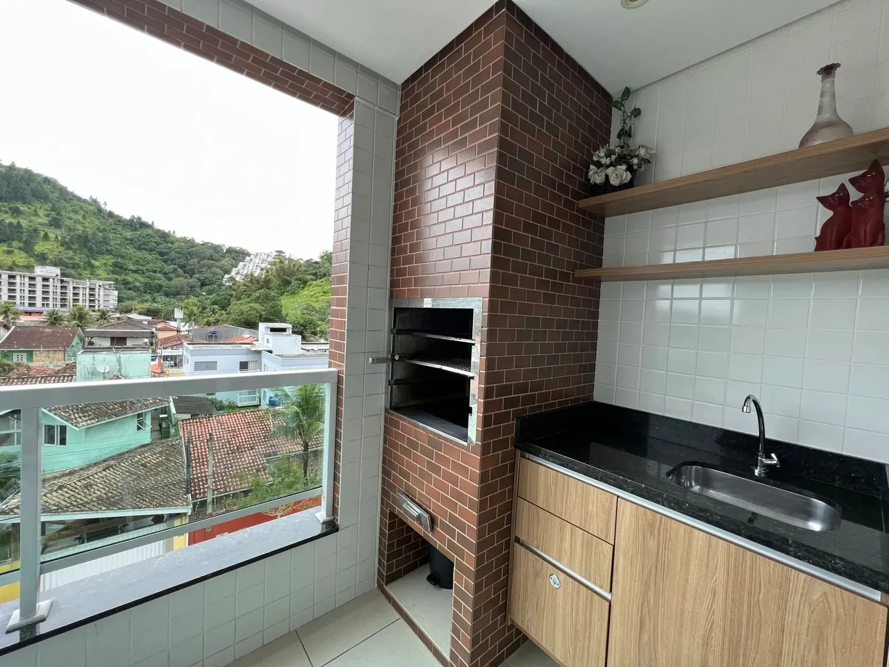Apartamento na Praia das Toninhas, frente rua com 2 dormitórios sendo 1 suite suite - Ubat