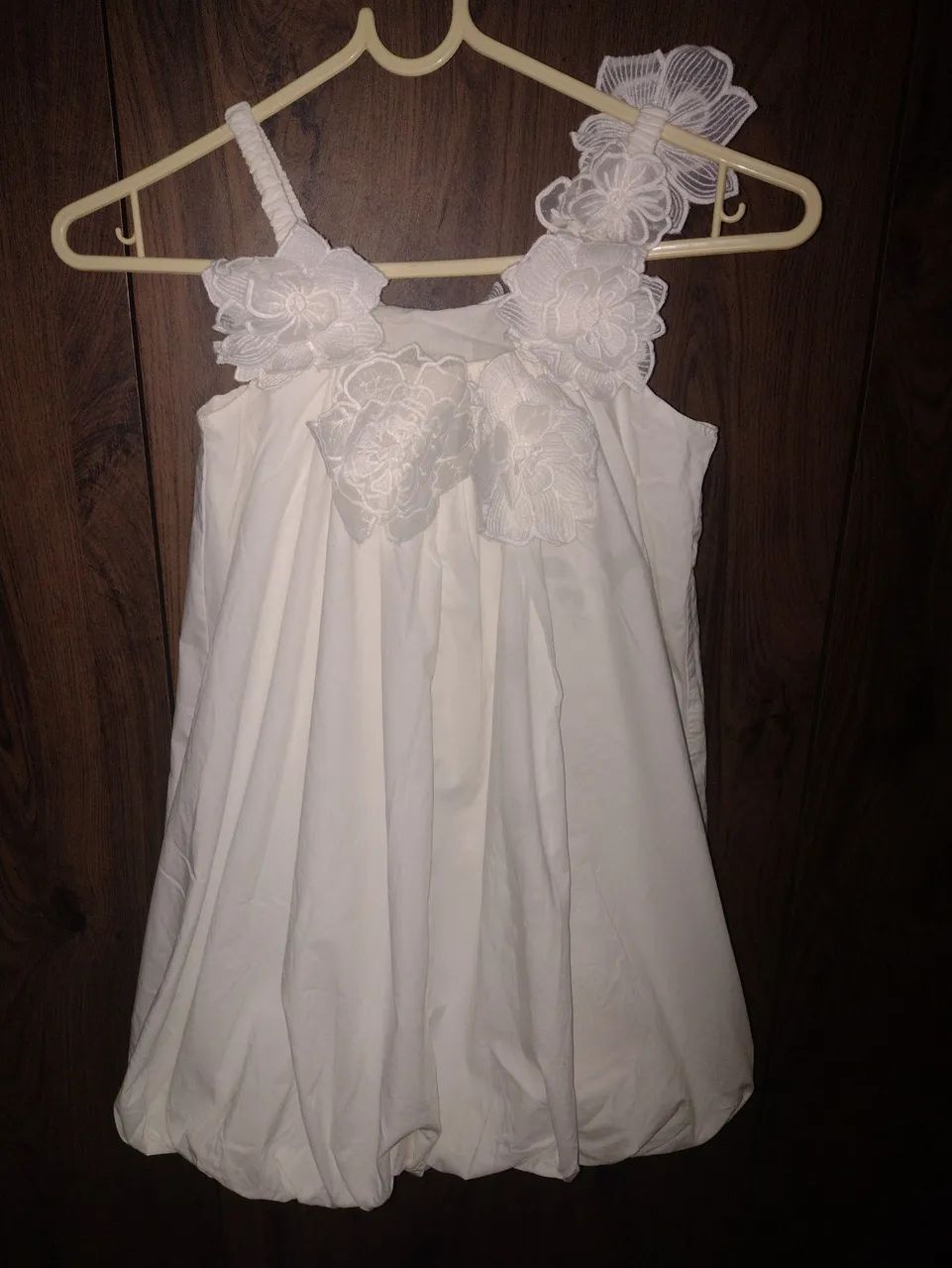 Vestido branco de festa com detalhes florais