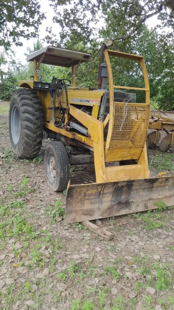 Trator CBT 2105  ANO 1988 com Lâmina tatu  Aceito troca