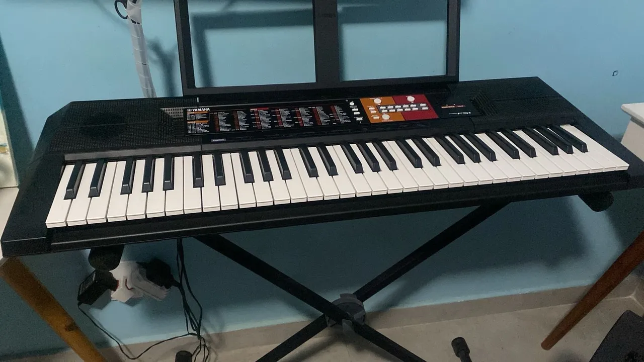 Teclado musical Yamaha PSR Series PSR-F51 61 teclas preto