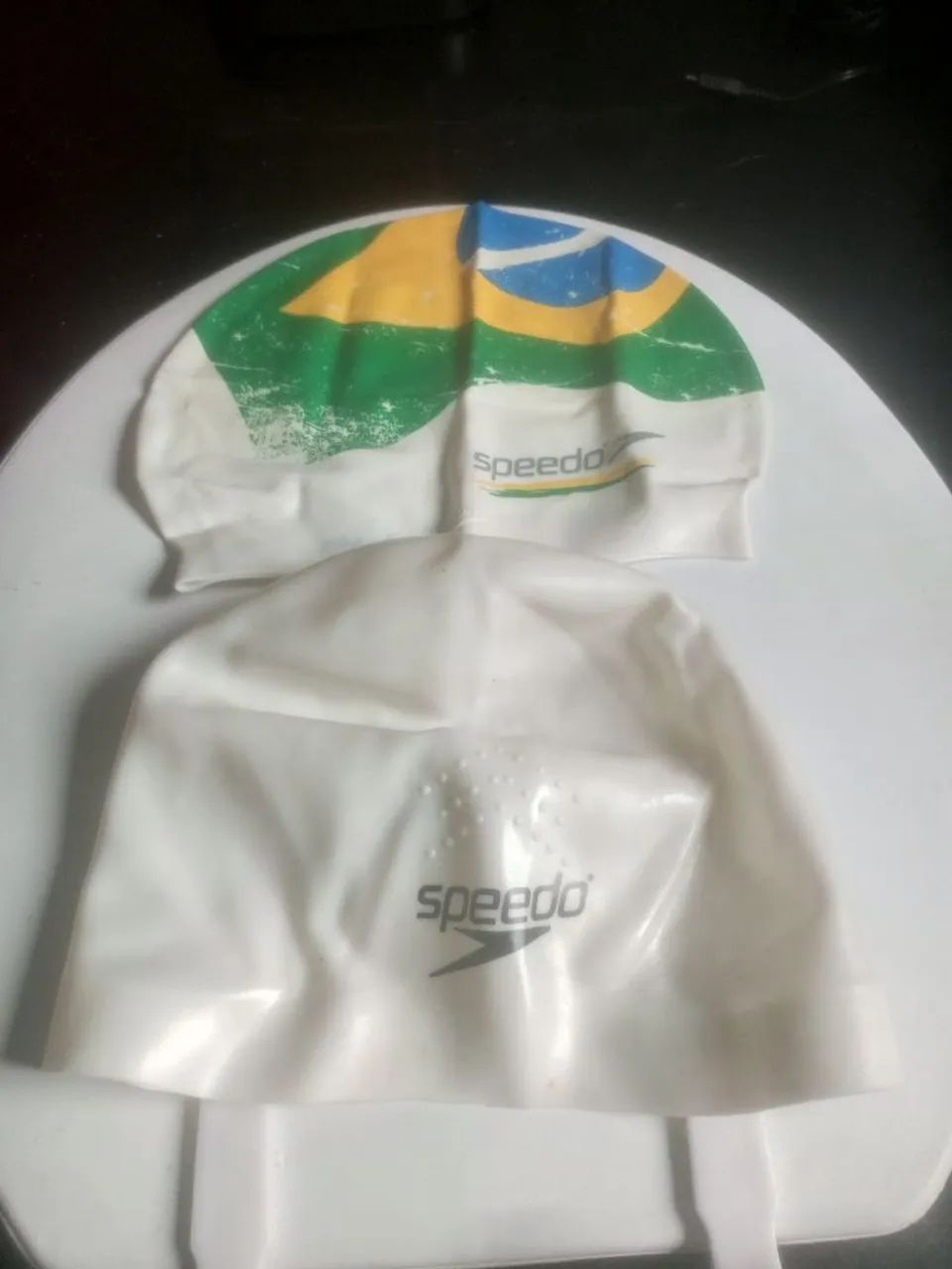 2 Toucas de natação da marca Speedo. LEIA O ANÚNCIO 