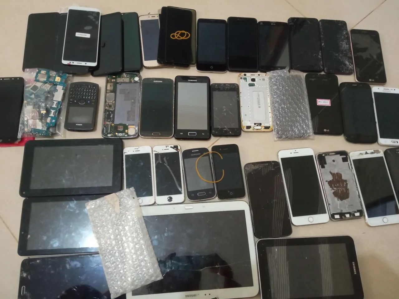 Peças de Celular - Diversas Marcas (25 carcaças de celulares)