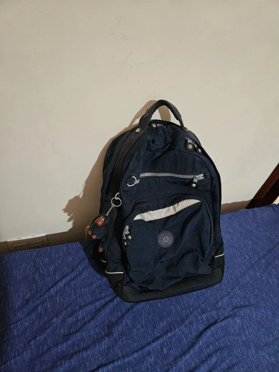 Mochila Kipling Azul de costas 