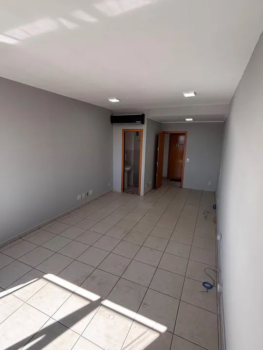 Aluga-se sala comercial 30 m2 Cidade empresarial Edifício Montreal Av. Rio Verde  - Foto 3