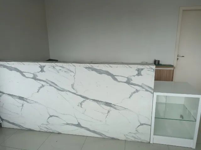 Recepção em MDF + Expositor com vidro 