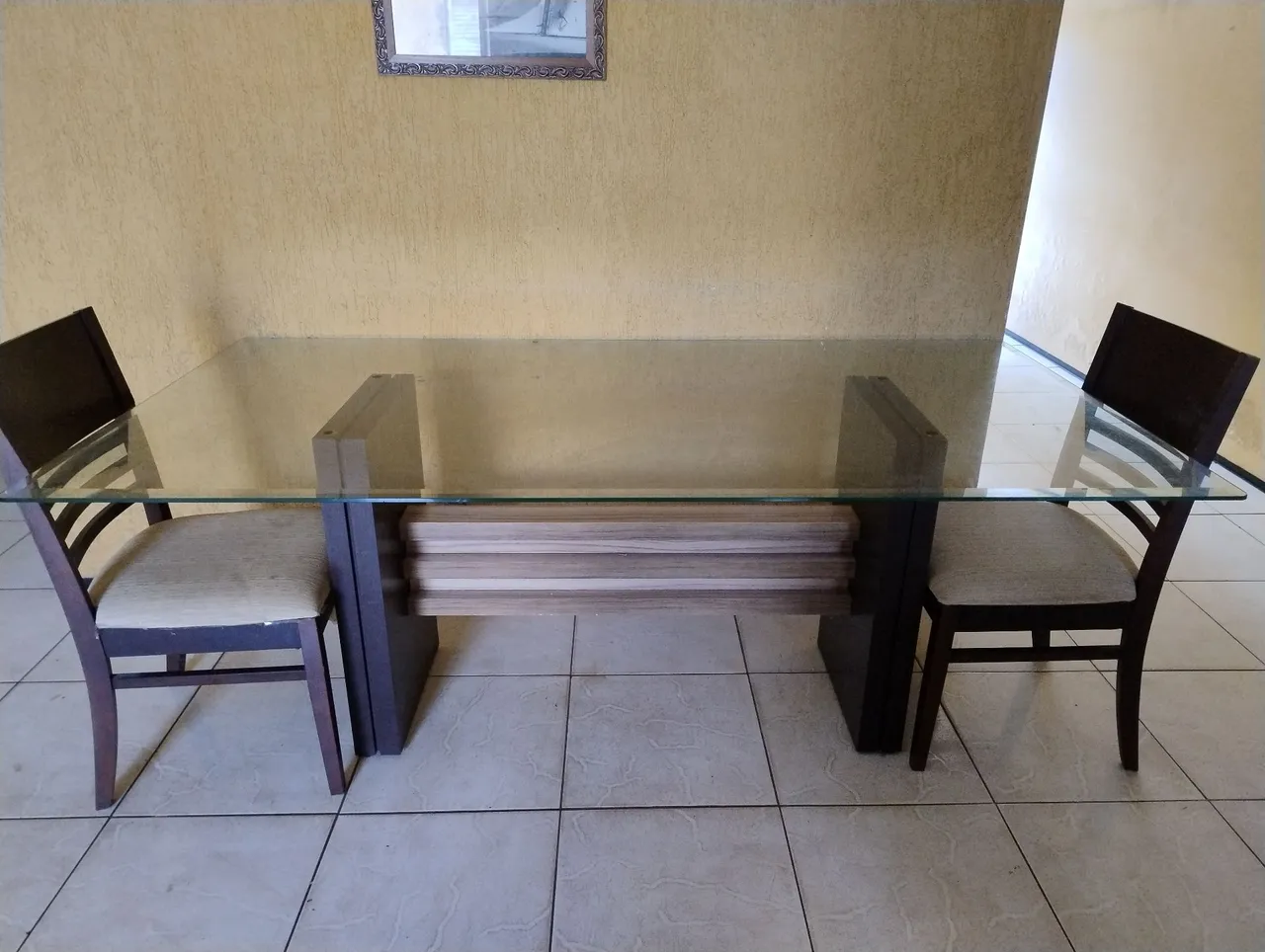 Mesa de Jantar com Tampo de Vidro e Design Moderno