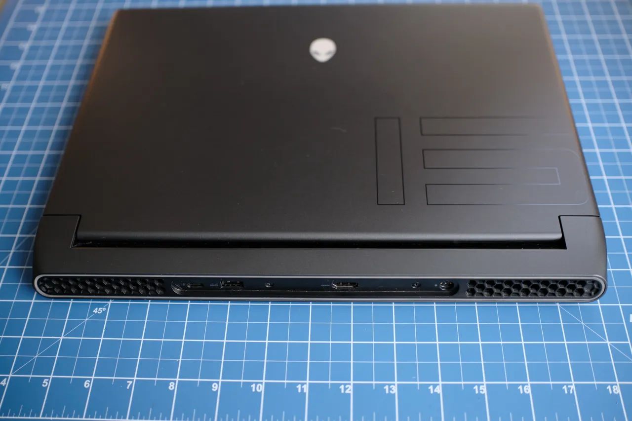 Notebook Alienware M15 R7 - i7 12700H / RTX 3060 / 16GB DDR5 / 1TB NVMe / QHD 240Hz  - Foto 5