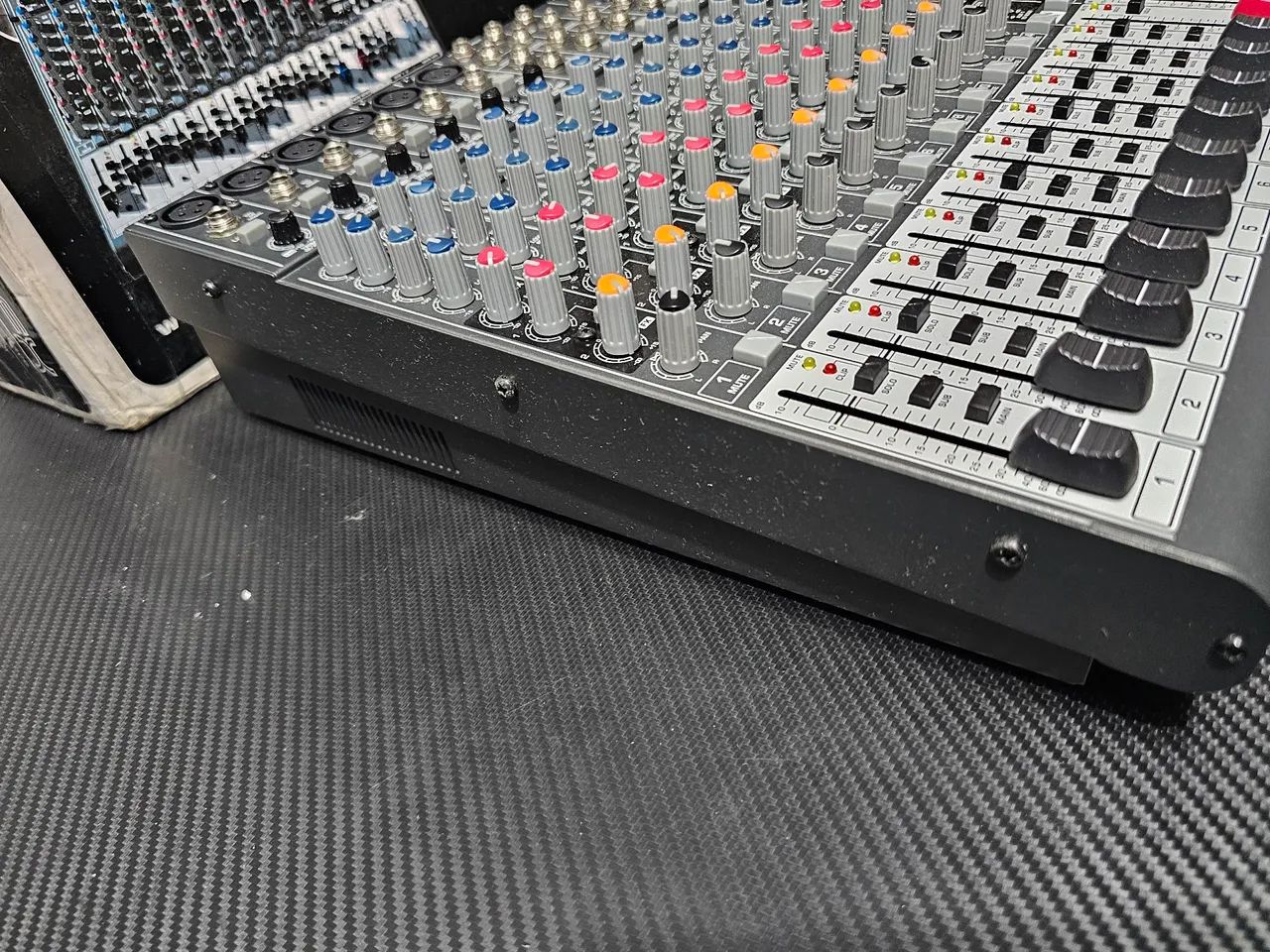 Mesa de Som Behringer XENYX 1832FX - 18 Canais - Instrumentos