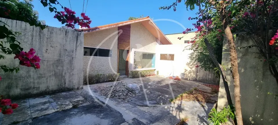 Ampla casa comercial com um salão para atendimento, banheiro, espaço de jardim, copa.