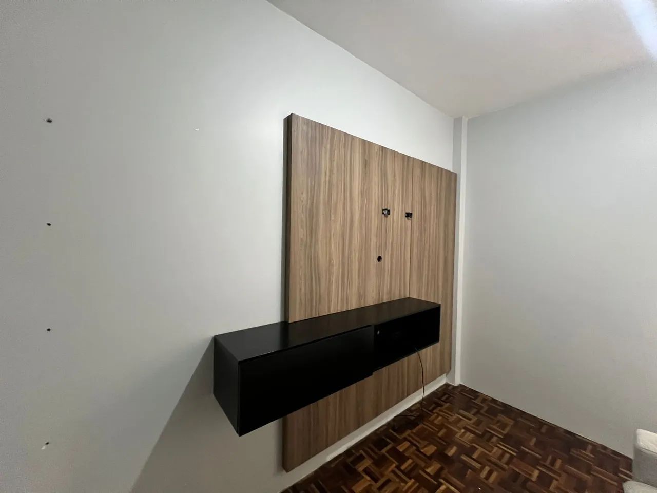 Painel para TV Amadeirado com Rack Preto - Foto 3