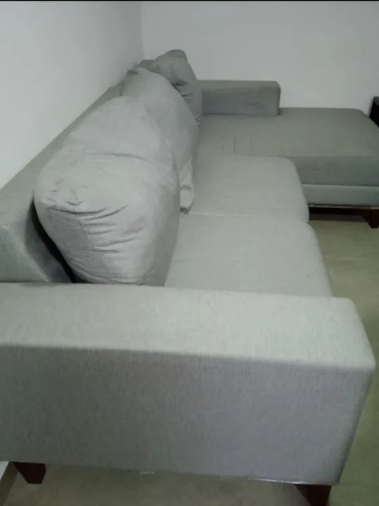 Sofa Belgrado 3 lugares cinza claro com chaise direto linho cru