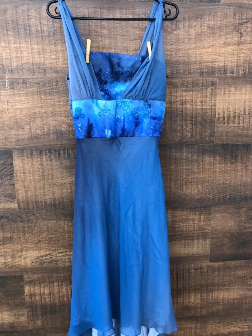 Vestido Azul Elegante com Detalhes Florais - Foto 4