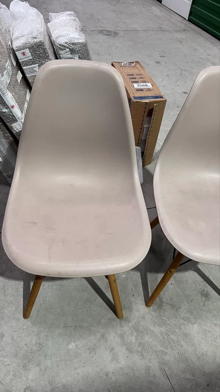 Conjunto 4 Cadeiras eames rosa jantar base Madeira  - Foto 2