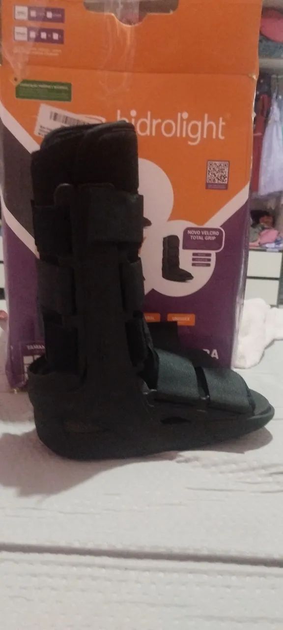 Bota ortopédica para recuperação de lesões