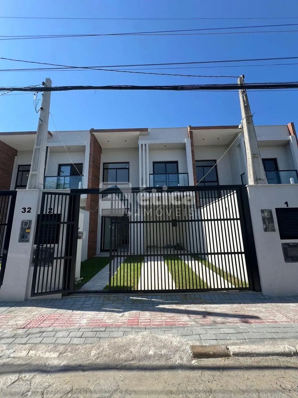 Sobrado Novo com 3 Quartos no Bairro São João, Itajaí Pronto para Morar