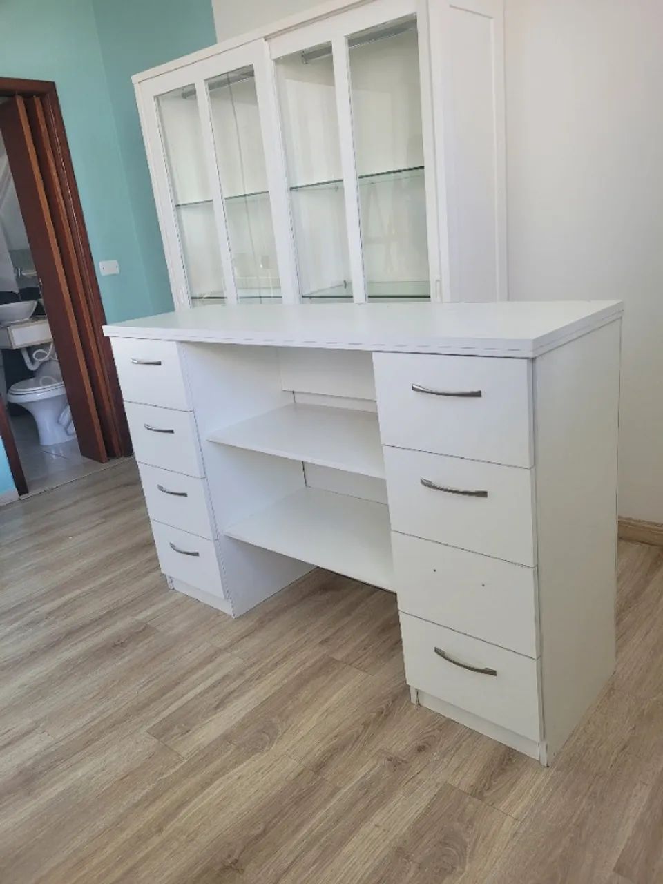 Armário em mdf branco, bem estruturado, e oito gavetas. - Foto 4