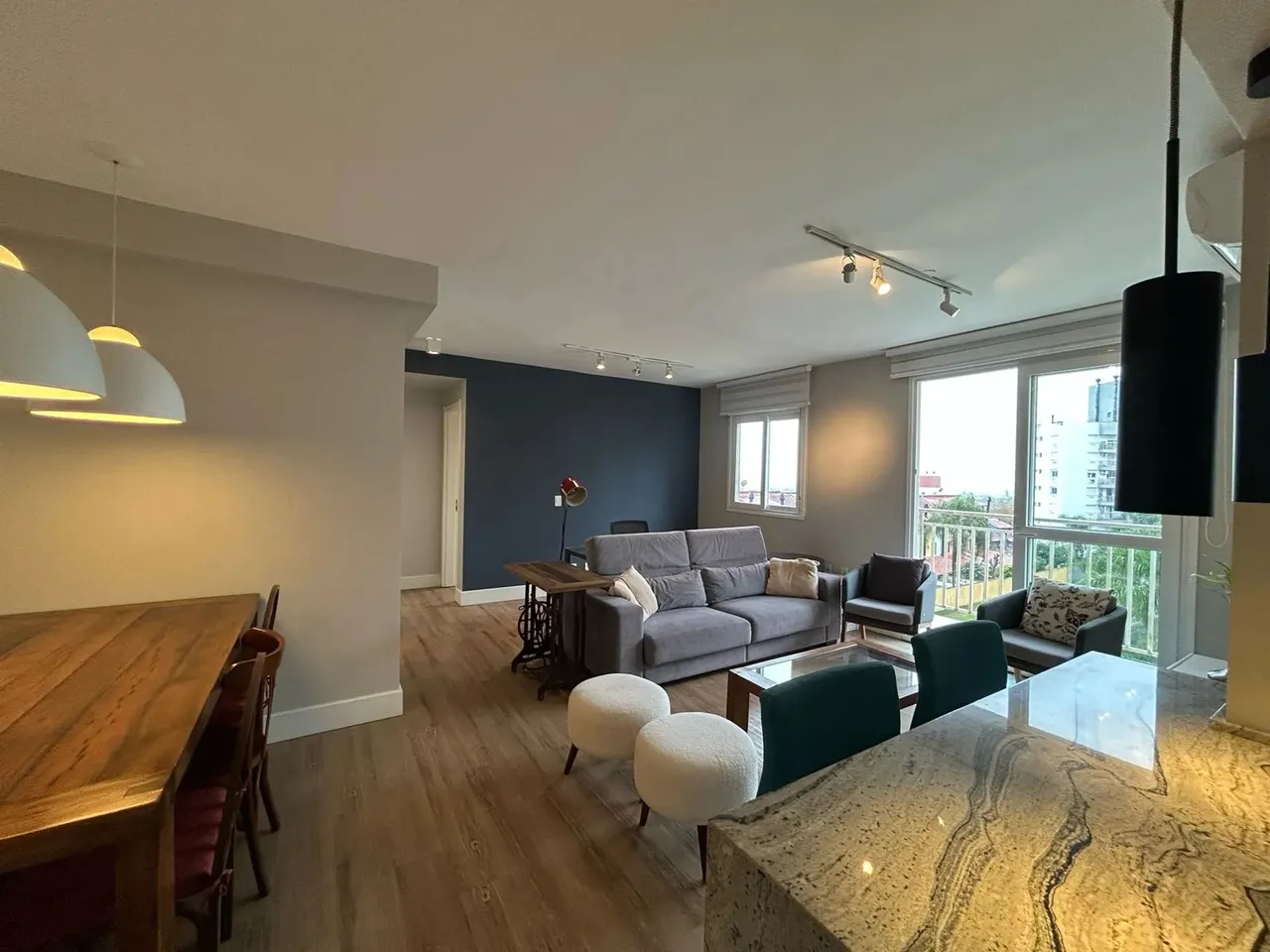 Lindo mobiliado e equipado. 2 quartos (1 suíte), churrasqueira, sacada e vaga. Infra compl