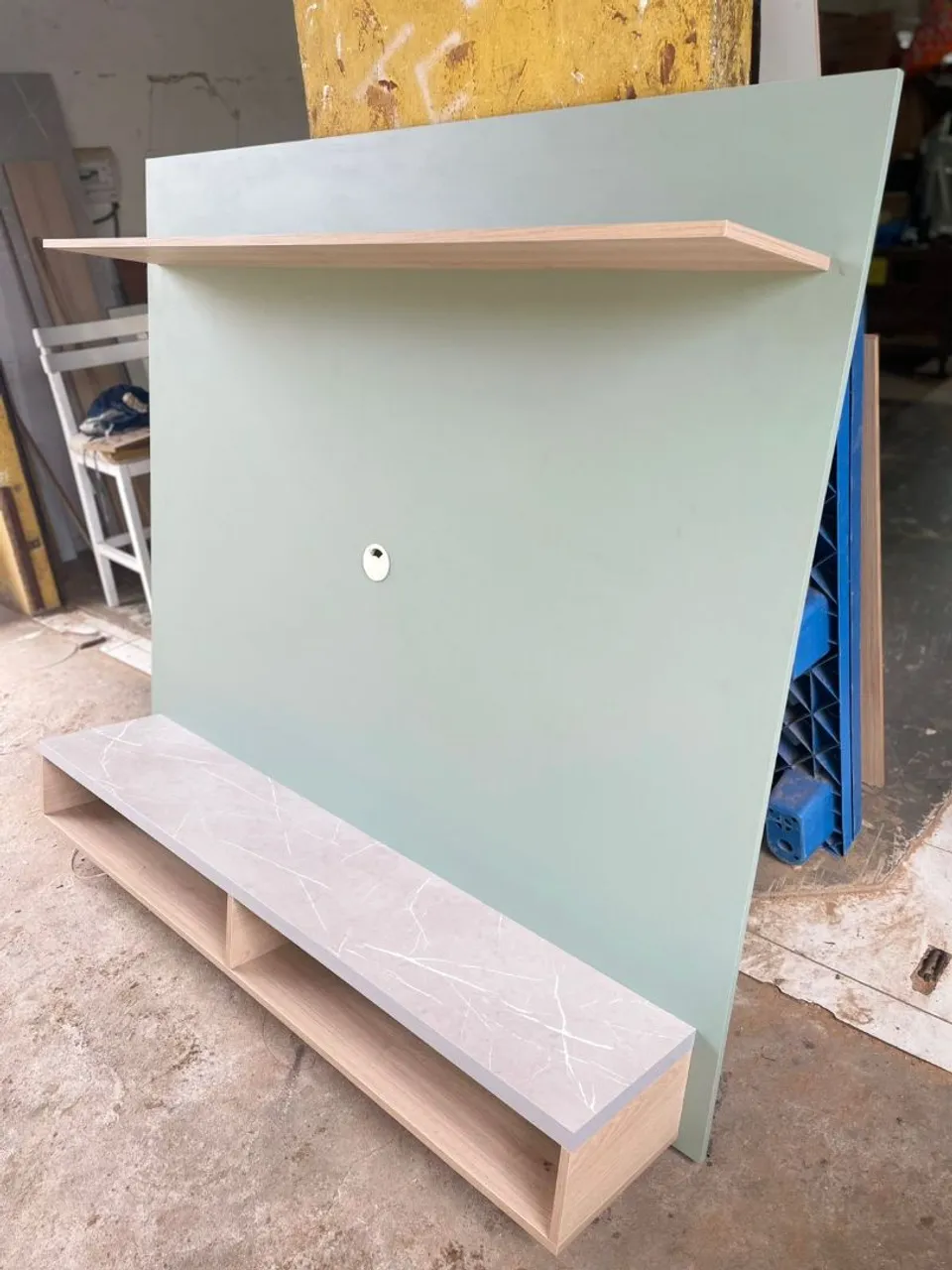 Painel de TV moderno com prateleira e rack