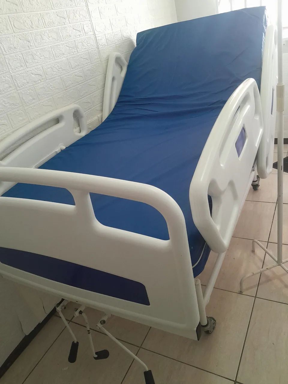 Vendo cama hospitalar premie manual + colchão pneumático +  suporte de soro. - Foto 2