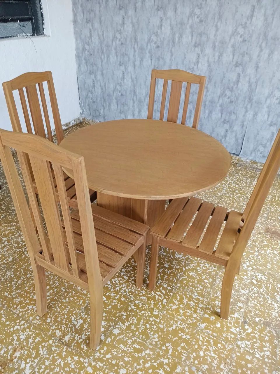 Conjunto de mesa e 04 cadeiras em madeira  - Foto 2