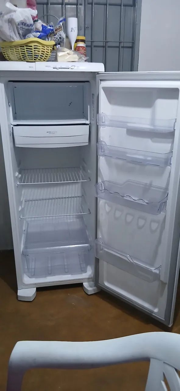 Uma geladeira ótimo estado 