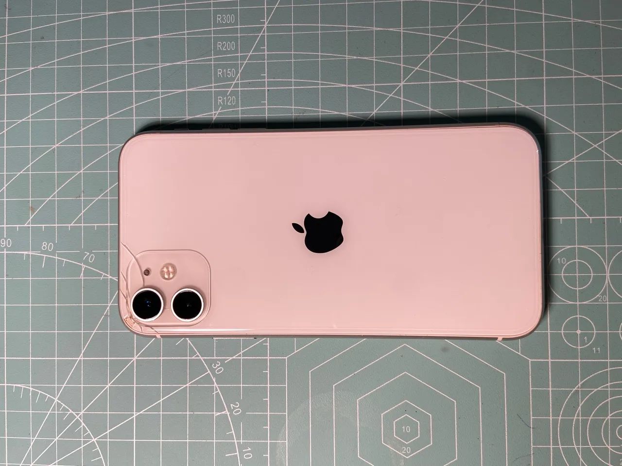 iPhone 11 64gb, Frente e trás quebrado.
