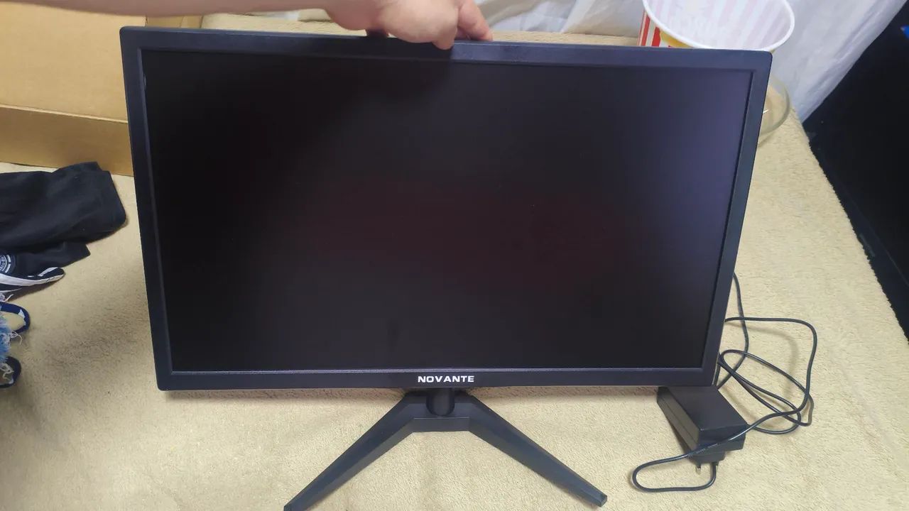 Monitor 22" / 100hz, áudio integrado 