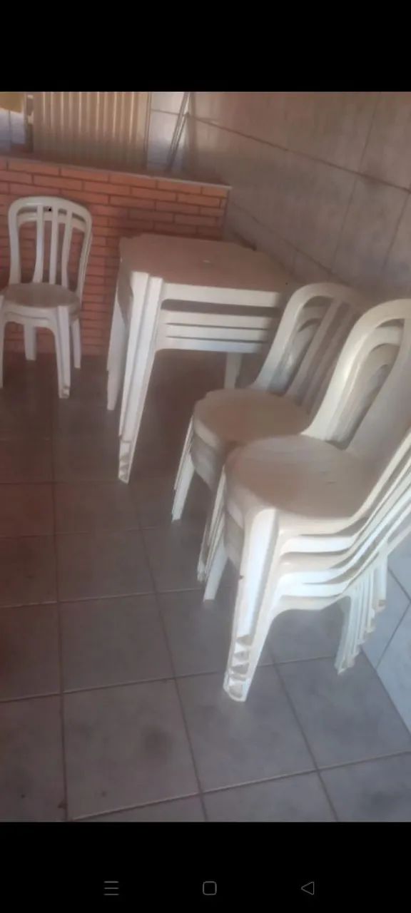 Jogo de mesa e cadeiras 