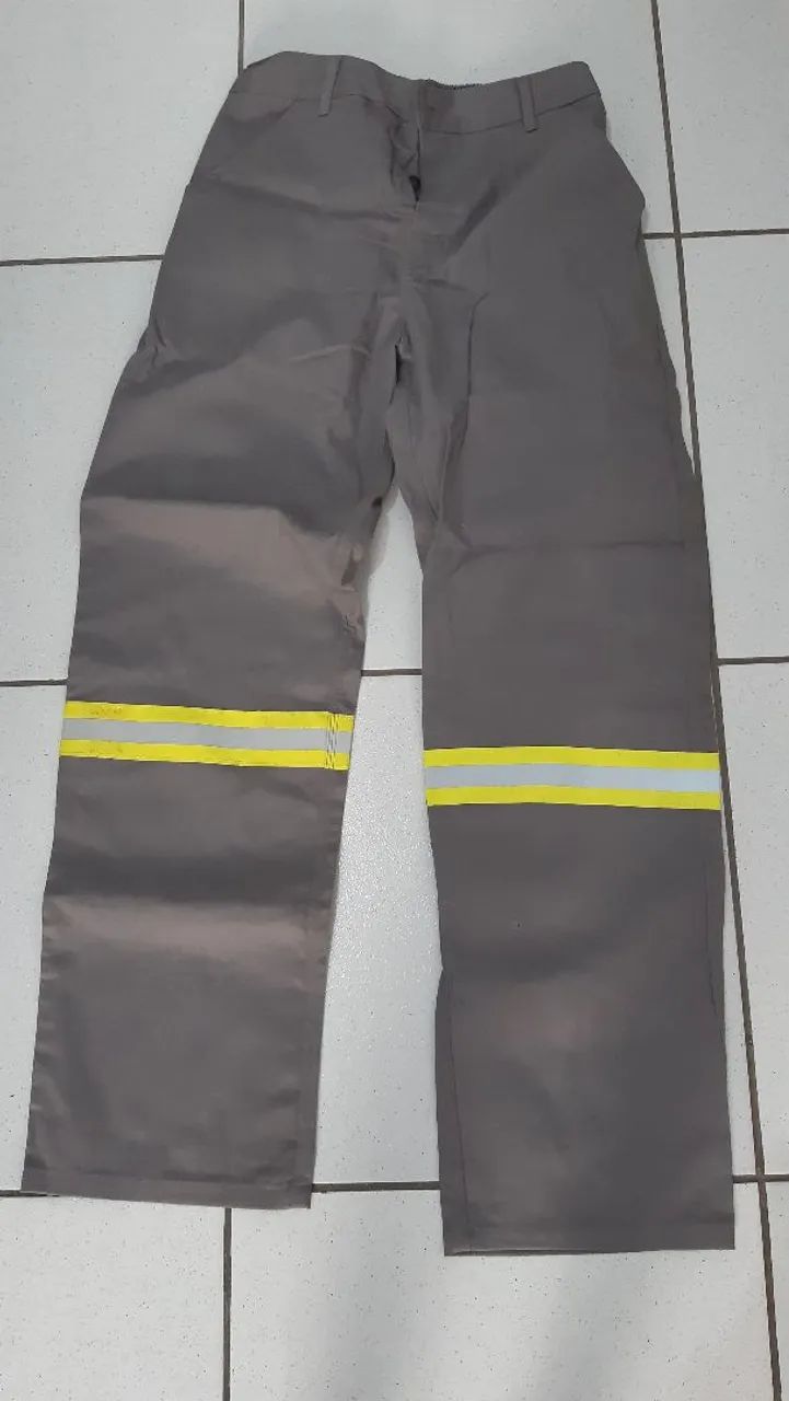 Conjunto de roupas de segurança mais capacete 