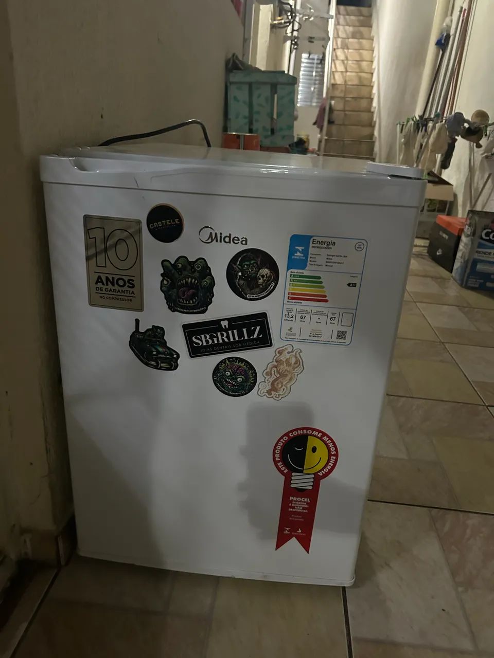 Frigobar Midea 67 litros semi usado 
