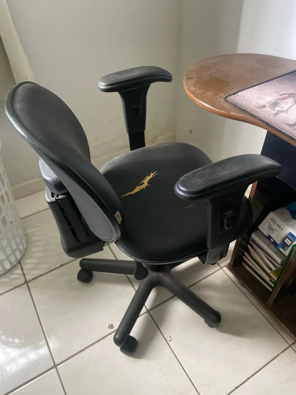 Kit Escritório: Escrivaninha com Gavetas + Cadeira Giratória - Foto 2