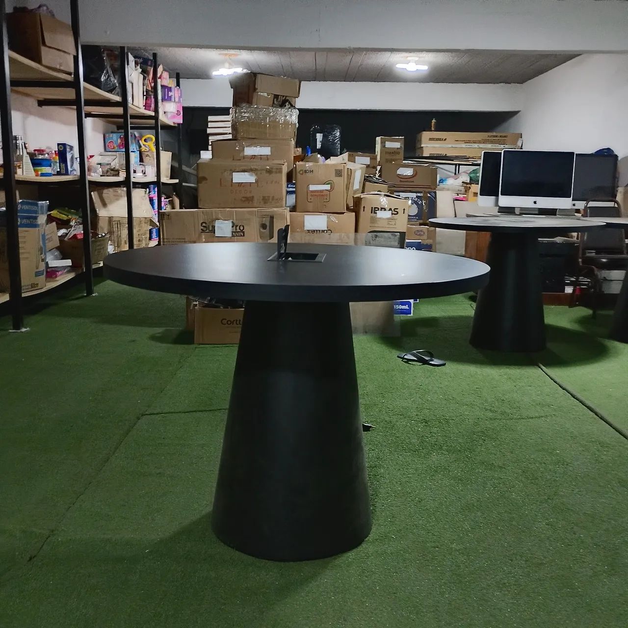 Mesa Redonda Preta com Tomada Embutida e Base Pedestal