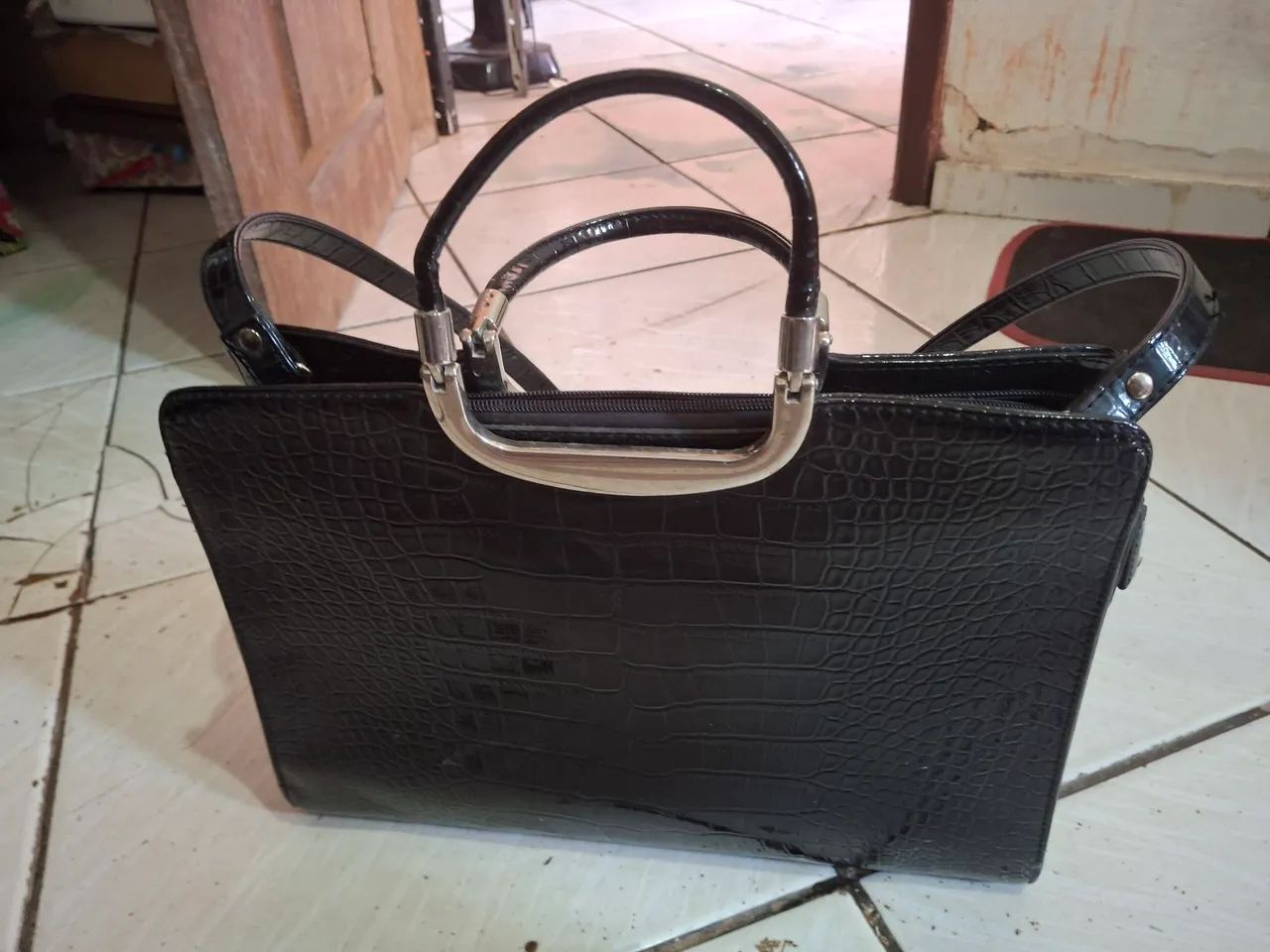 Bolsa de ombro preta linda ! Praticamente nova. - Foto 3