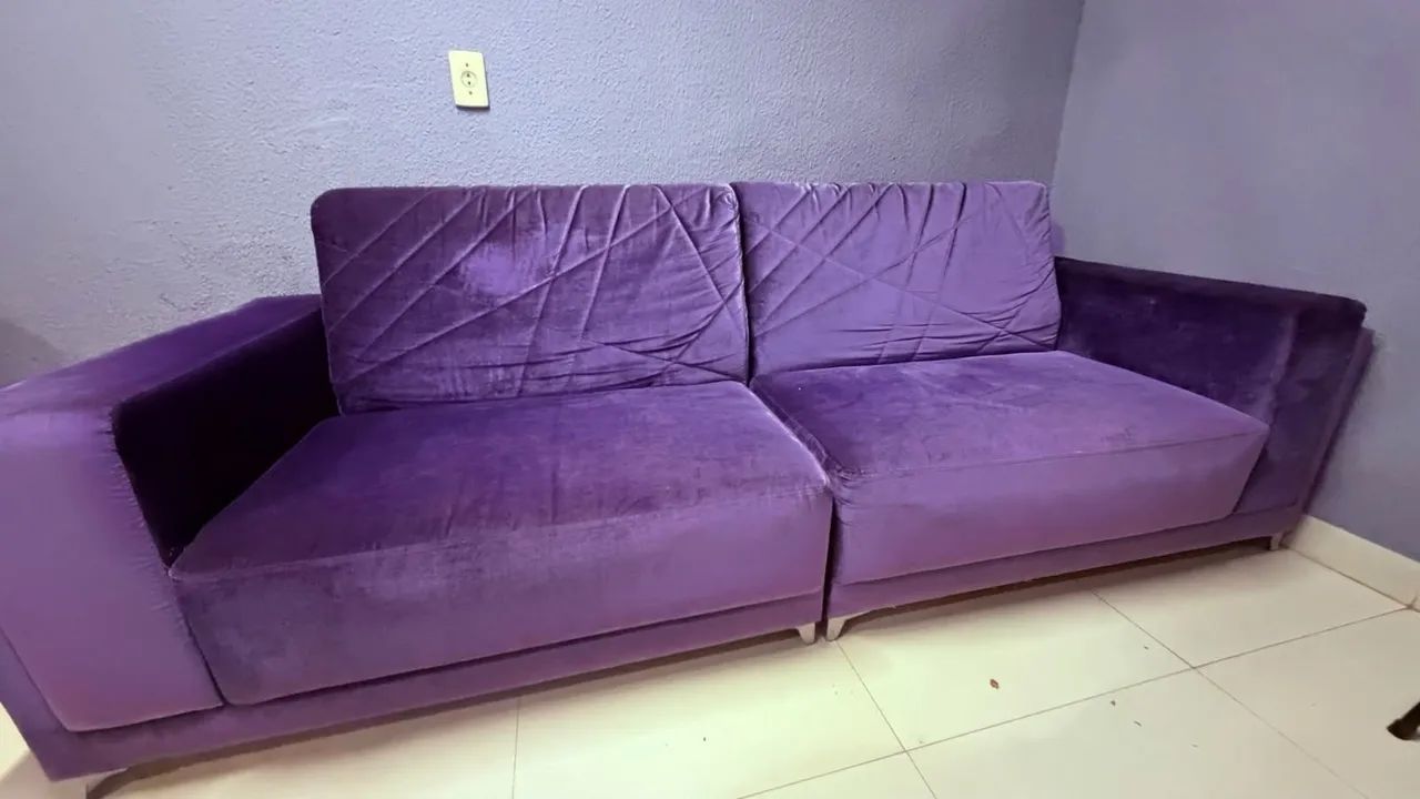 Sofá de veludo roxo