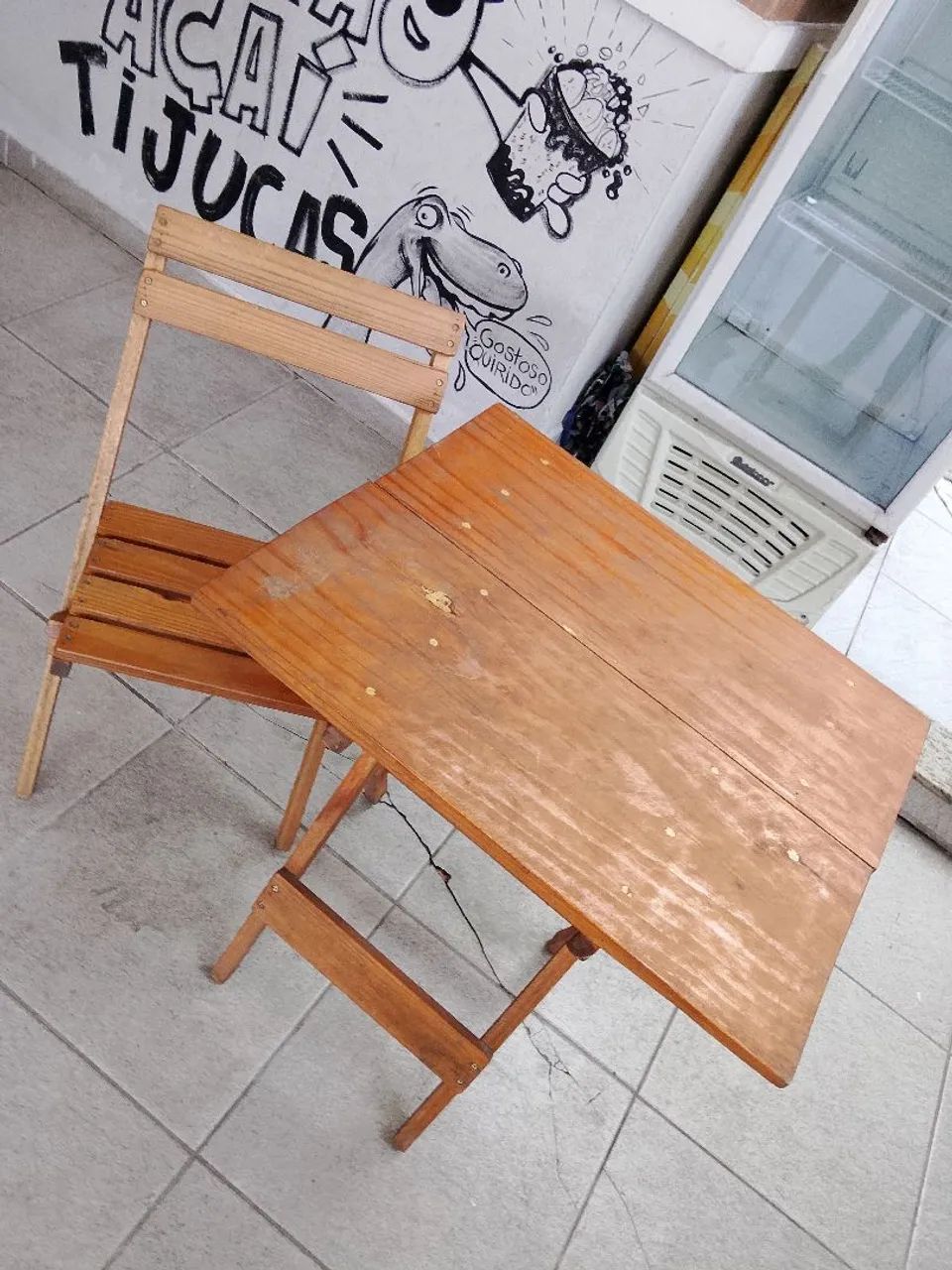 Mesa e cadeiras de madeira