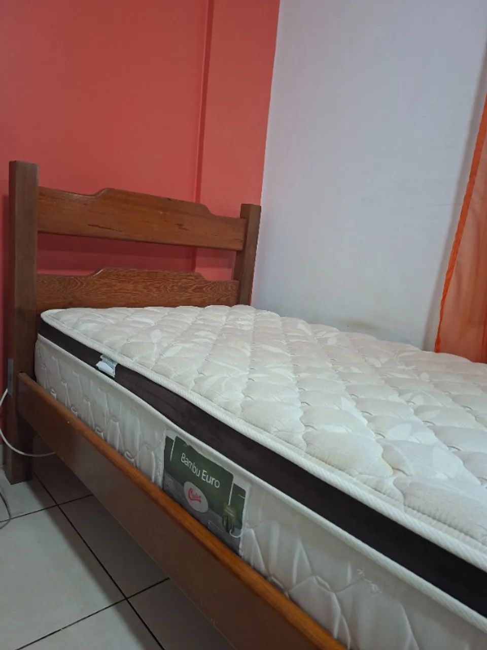 Cama de madeira solteiro e colchão de mola
