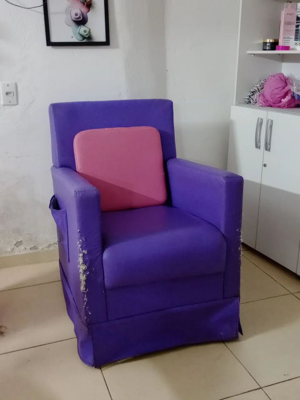 Cadeira que balança roxa 
