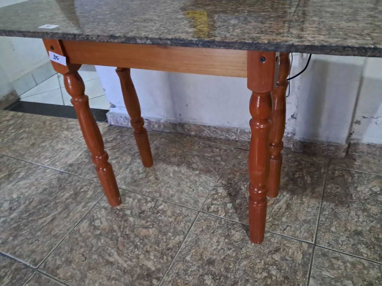 Movel aparador com.pes torneado