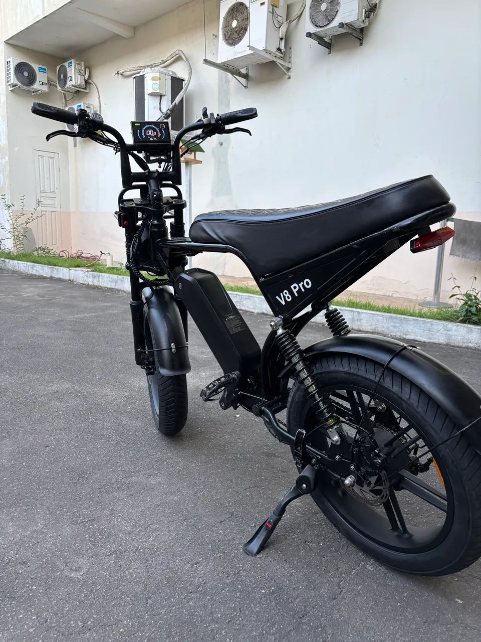 V8 pro 407687202814054402