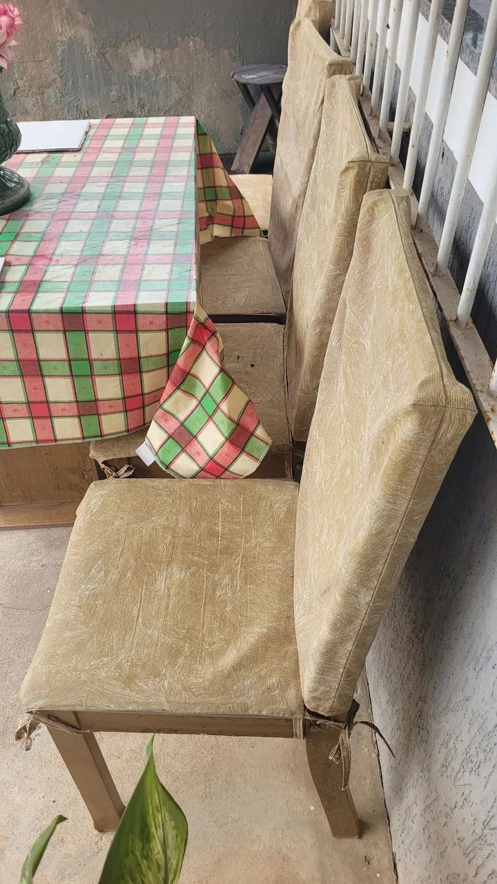 MESA DE MADEIRA C/ 4 CADEIRAS 