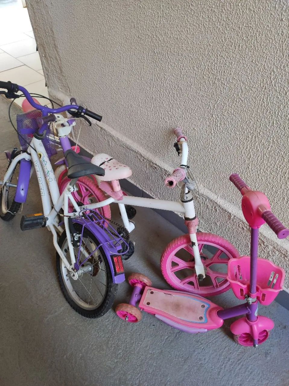 3 bicicleta e 1 patinete infantil 