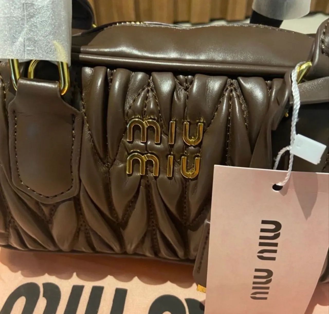 Bolsa tote arcadie couro miu miu marrom escura - acompanha alça maior e dust Bag  - Foto 4