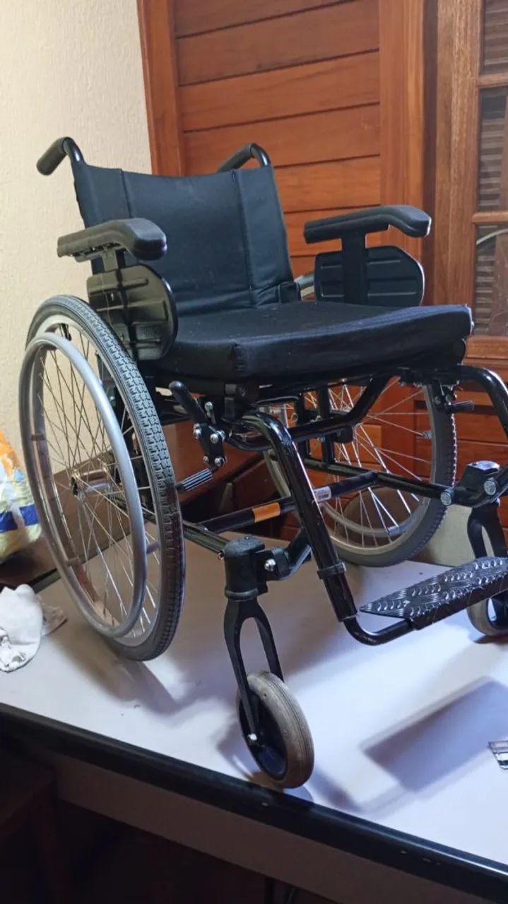 Cadeira De Rodas Ágile S Jaguaribe 44cm - Usada Só 3 Vezes - Foto 2