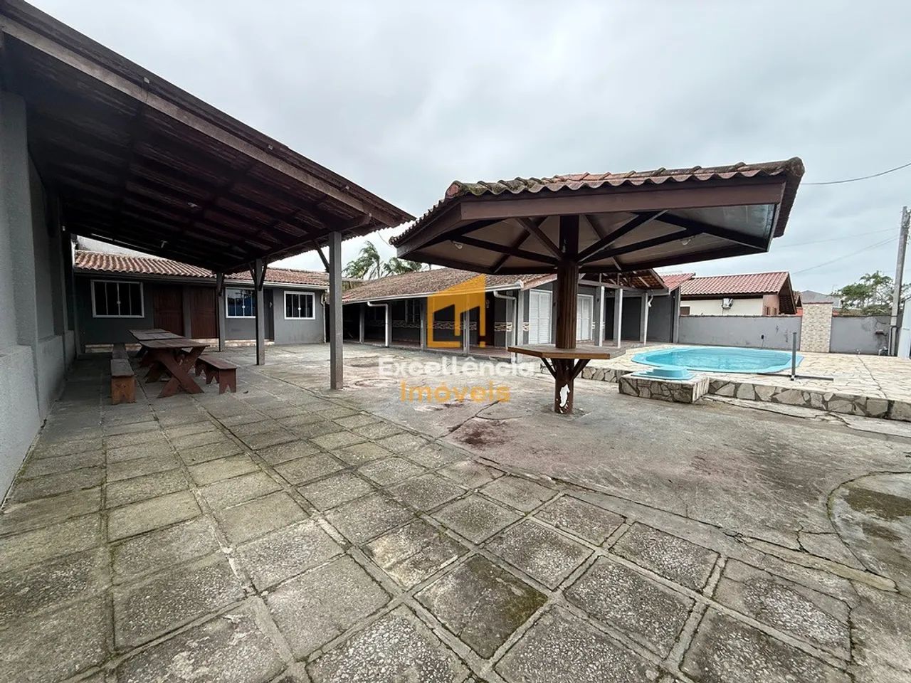 Casa com 7 dormitórios e amplo espaço de terreno em Praia de Leste - Foto 2